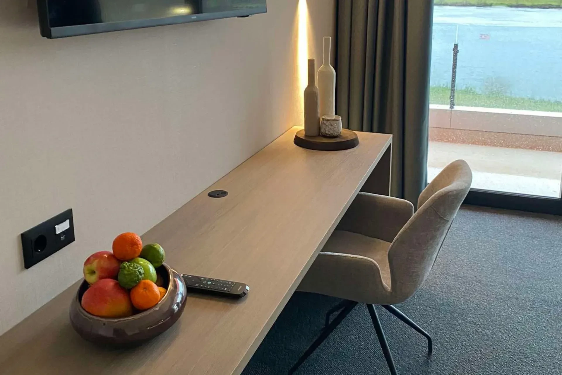Bureau moderne avec fruits et vue extérieure.