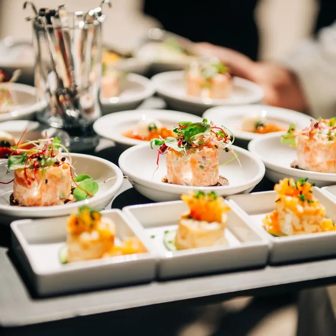 Plateaux de bouchées gastronomiques variées en présentation élégante.
