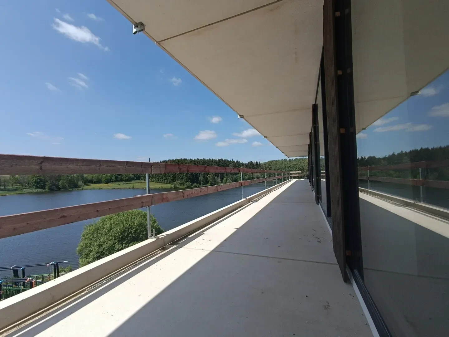 Balcon avec vue sur le lac et forêt