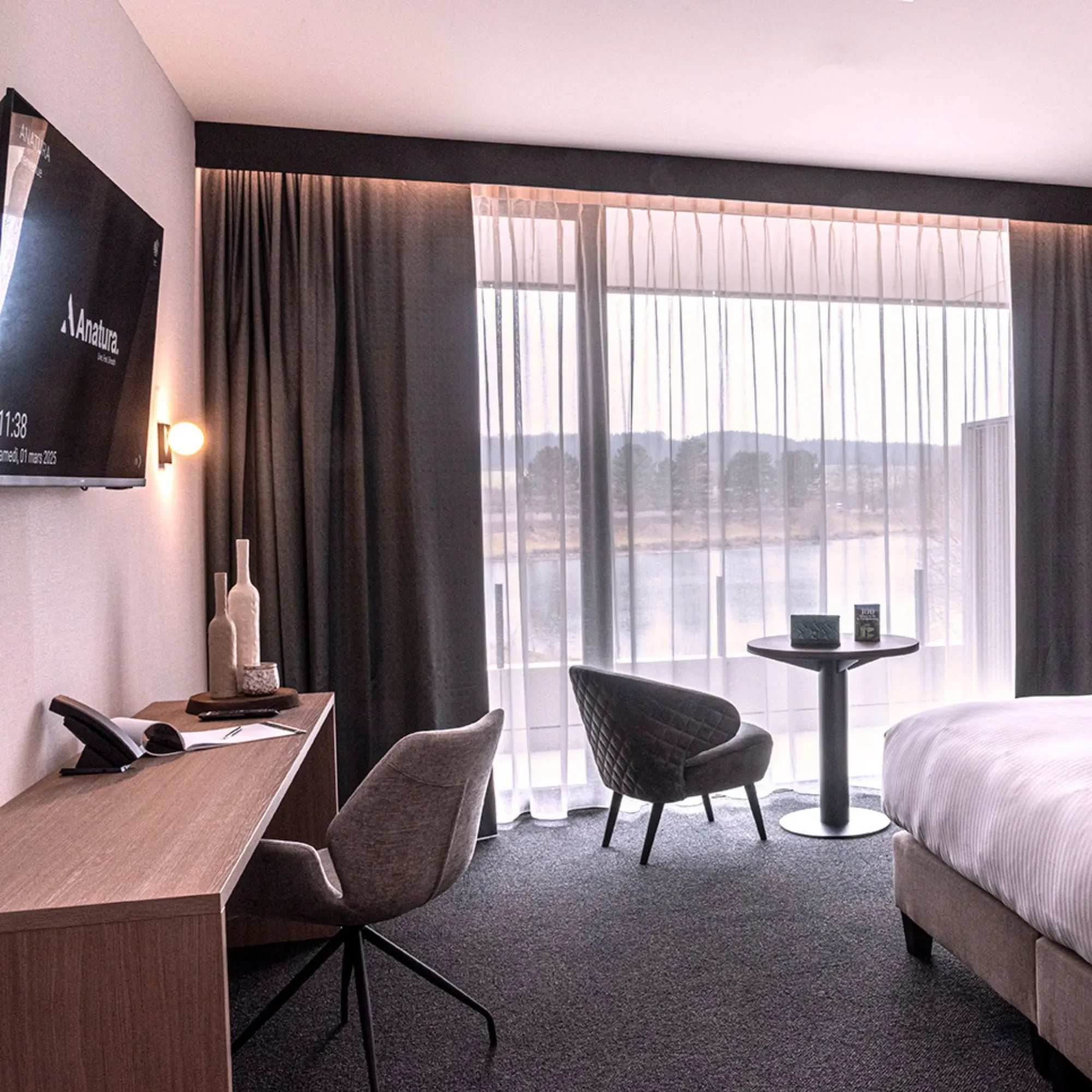 Chambre d'hôtel moderne avec vue sur le lac.