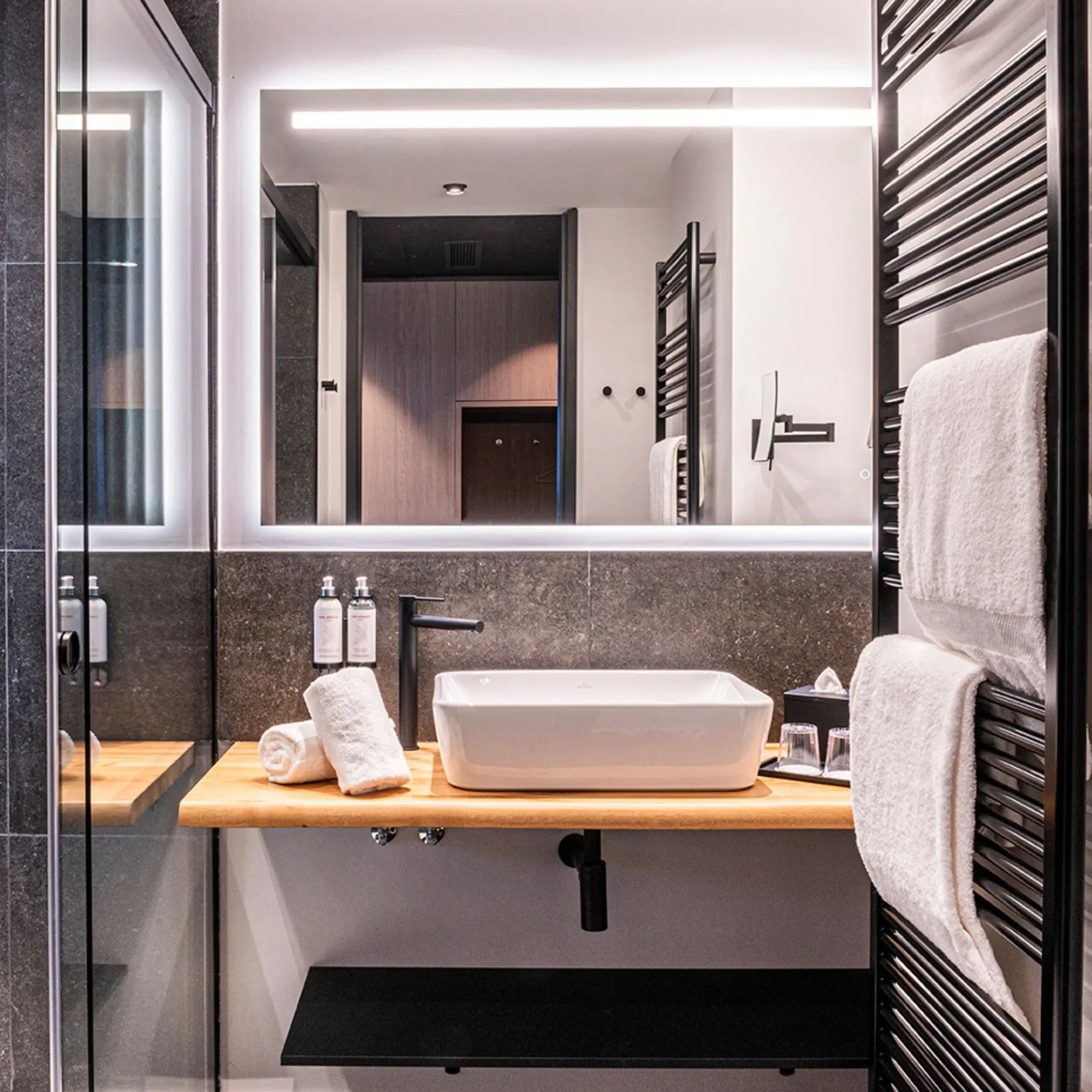 Salle de bain moderne avec miroir éclairé.