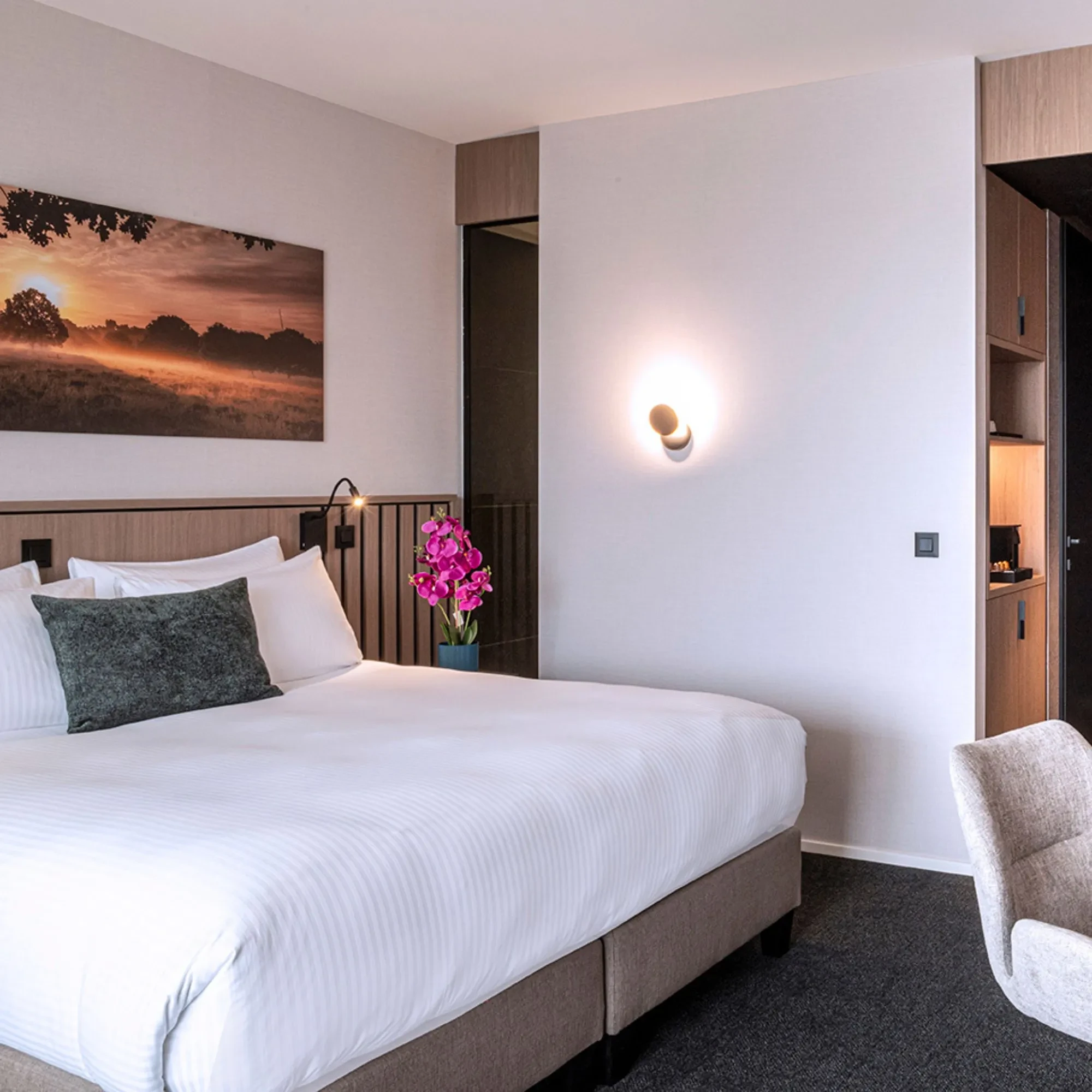 Chambre d'hôtel moderne avec décoration chaleureuse.