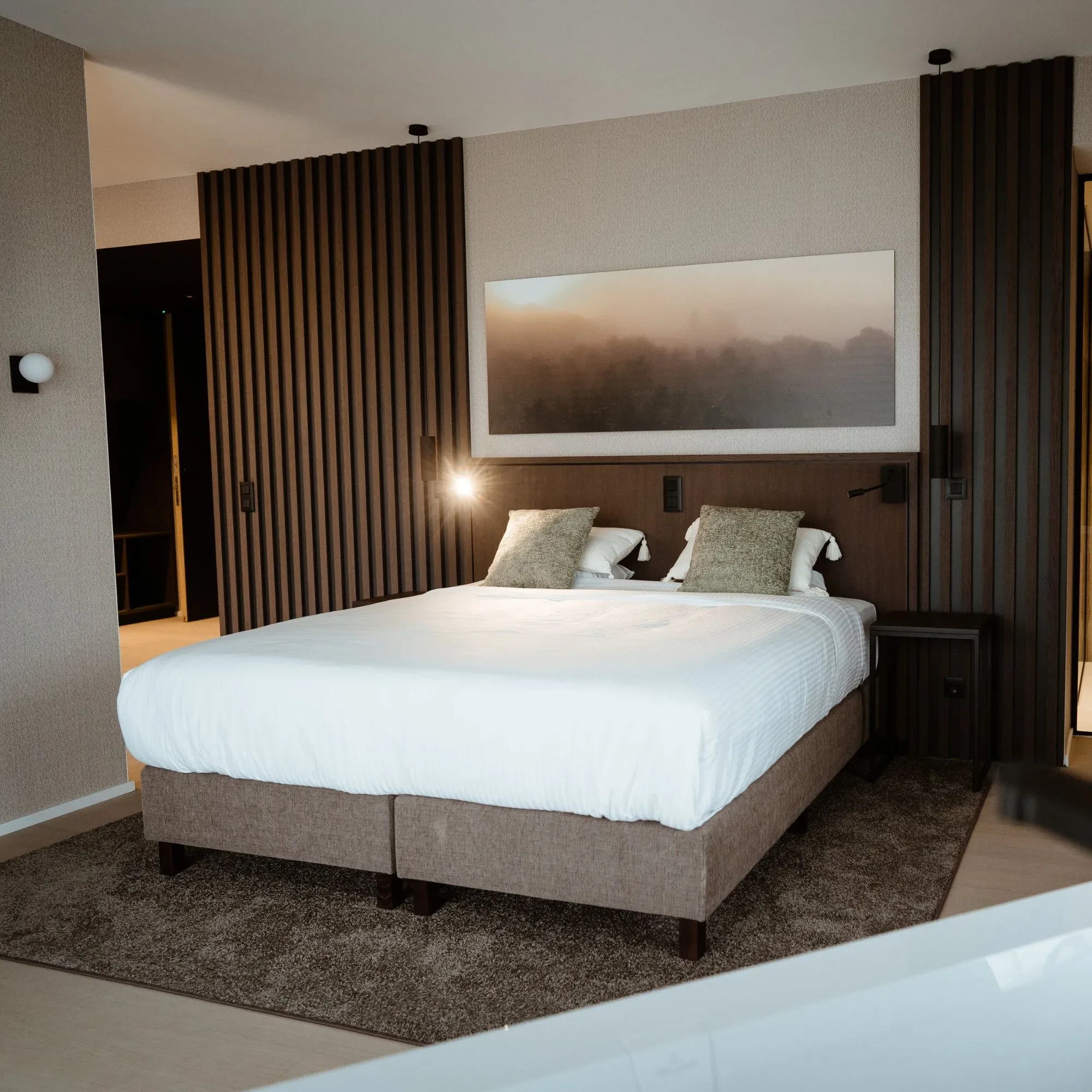 Chambre moderne avec lit king-size et décoration élégante.