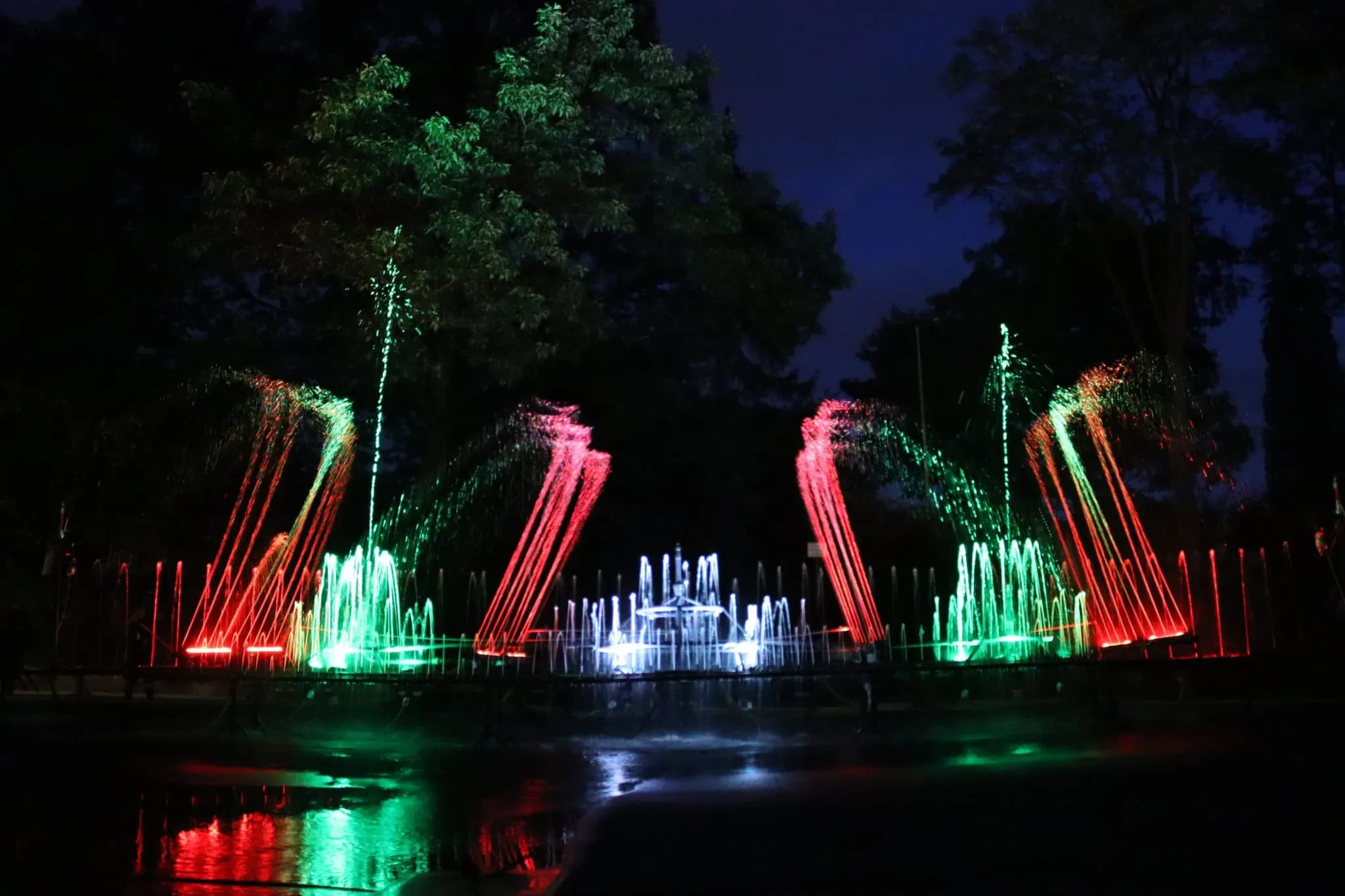 Spectacle de fontaines lumineuses la nuit.