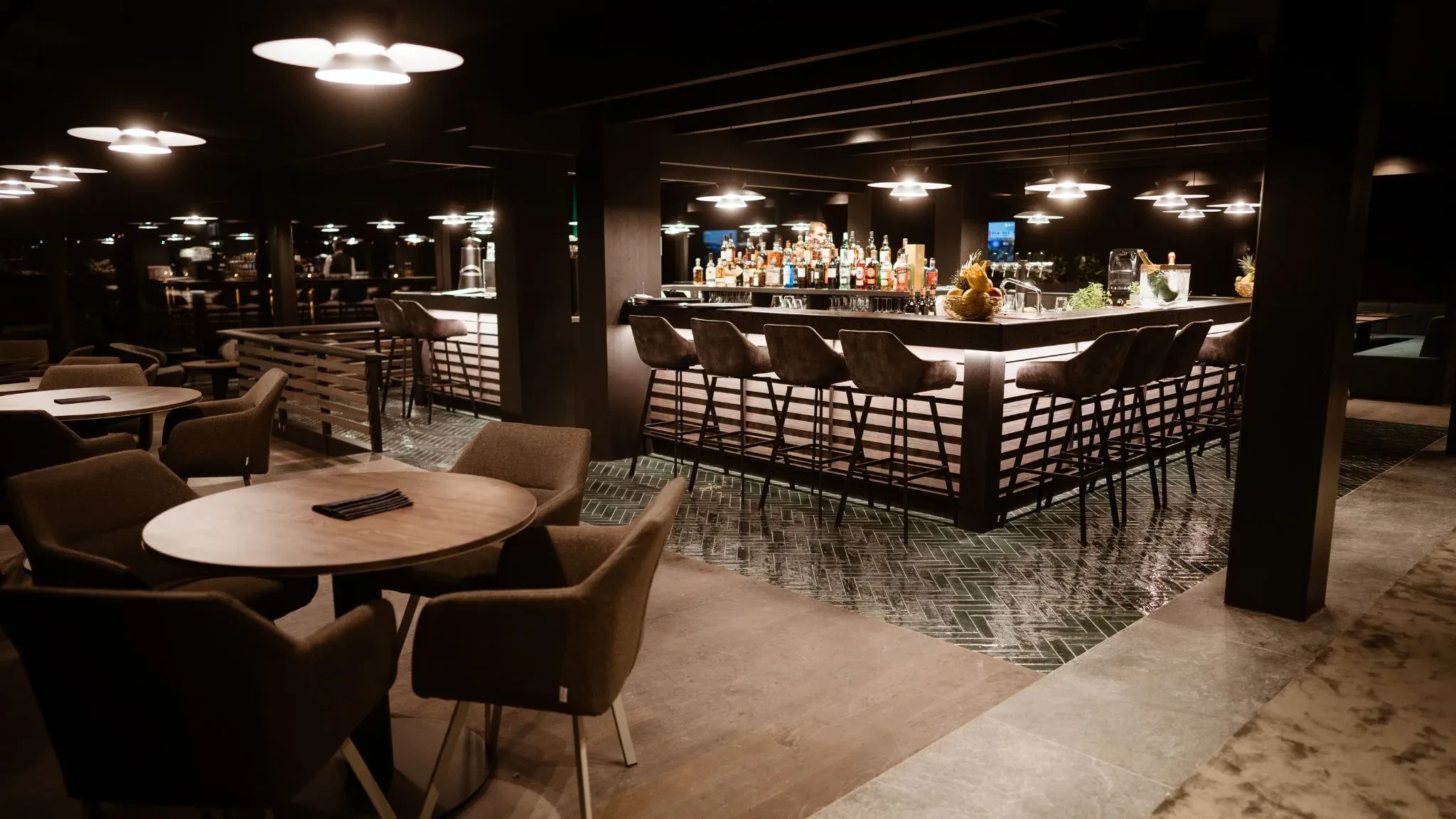 Bar élégant avec éclairage tamisé et sièges modernes - Restaurant Gastronomique Luxembourg Yves Mattagne - Anatura Luxembourg