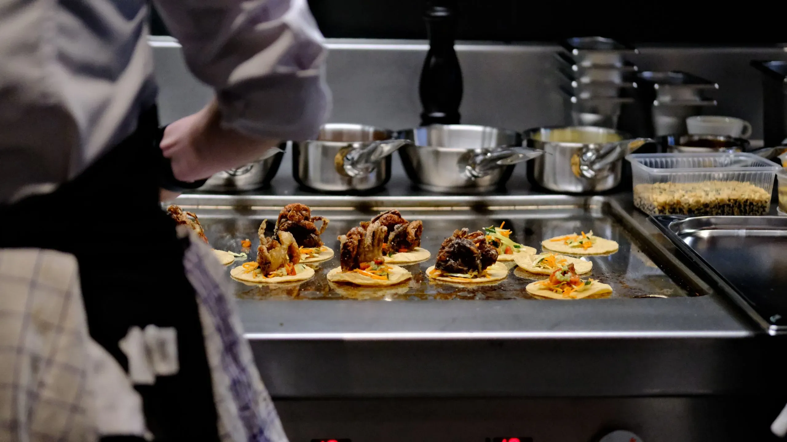 Chef prépare des tacos sur le grill.