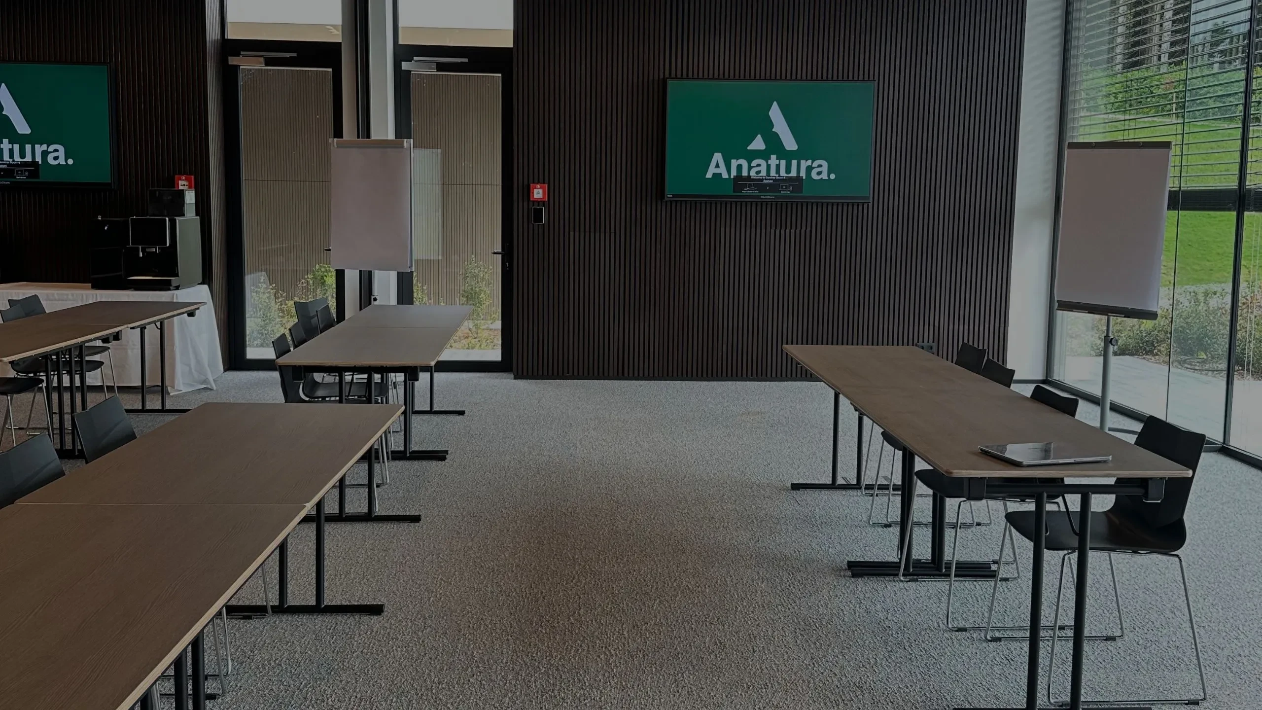 Salle de réunion moderne avec écran Anatura.