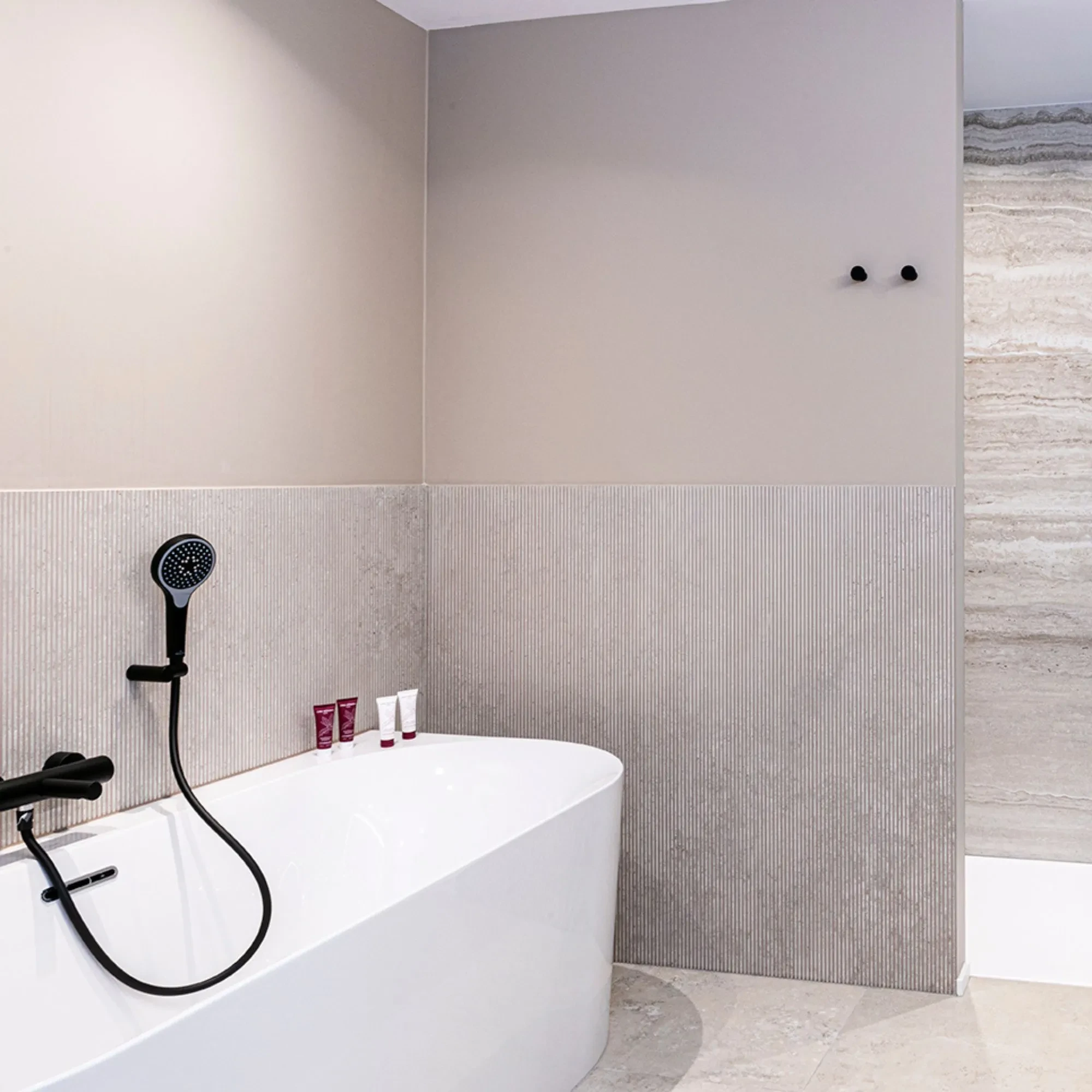 Salle de bain moderne avec baignoire.