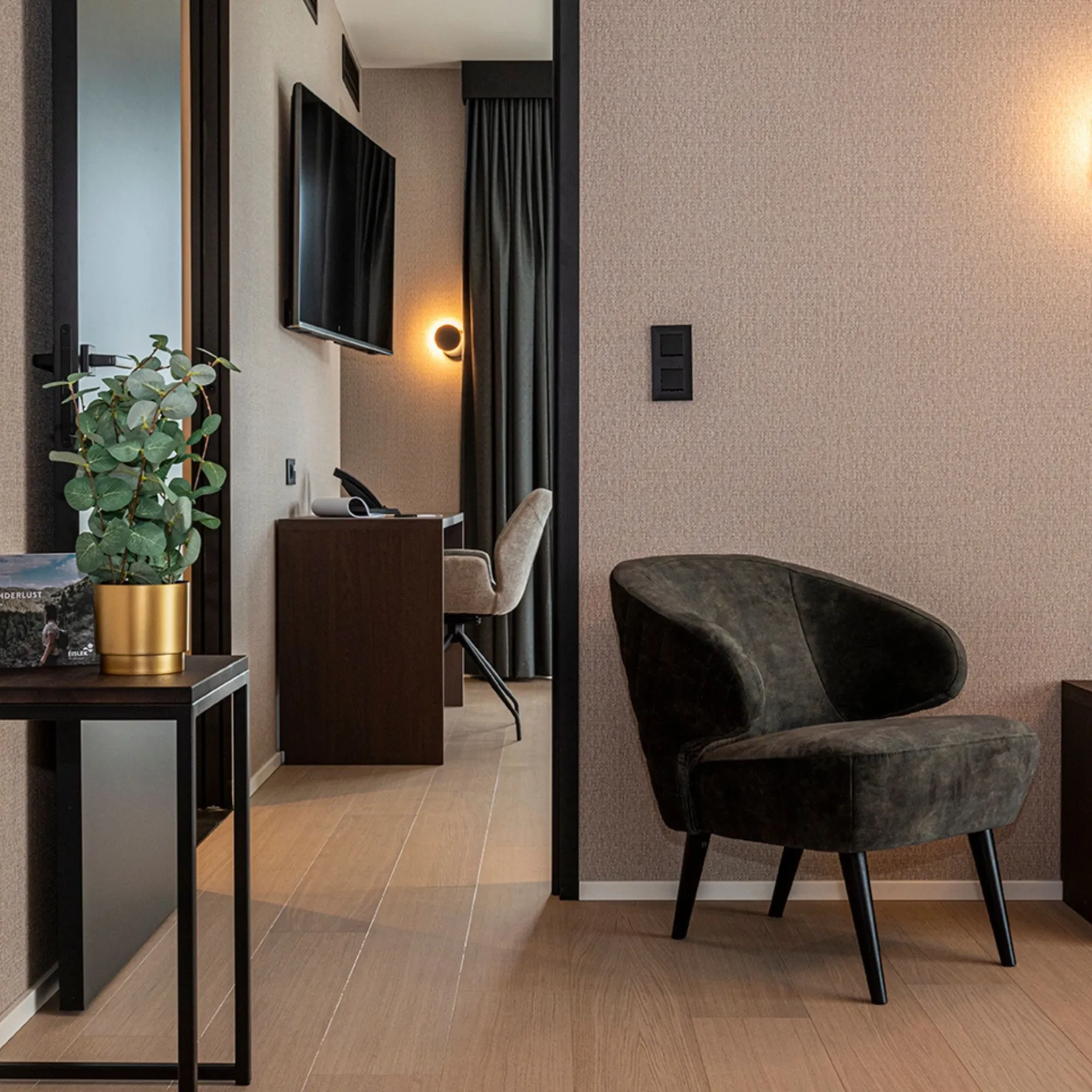 Chambre d'hôtel moderne avec fauteuil et bureau