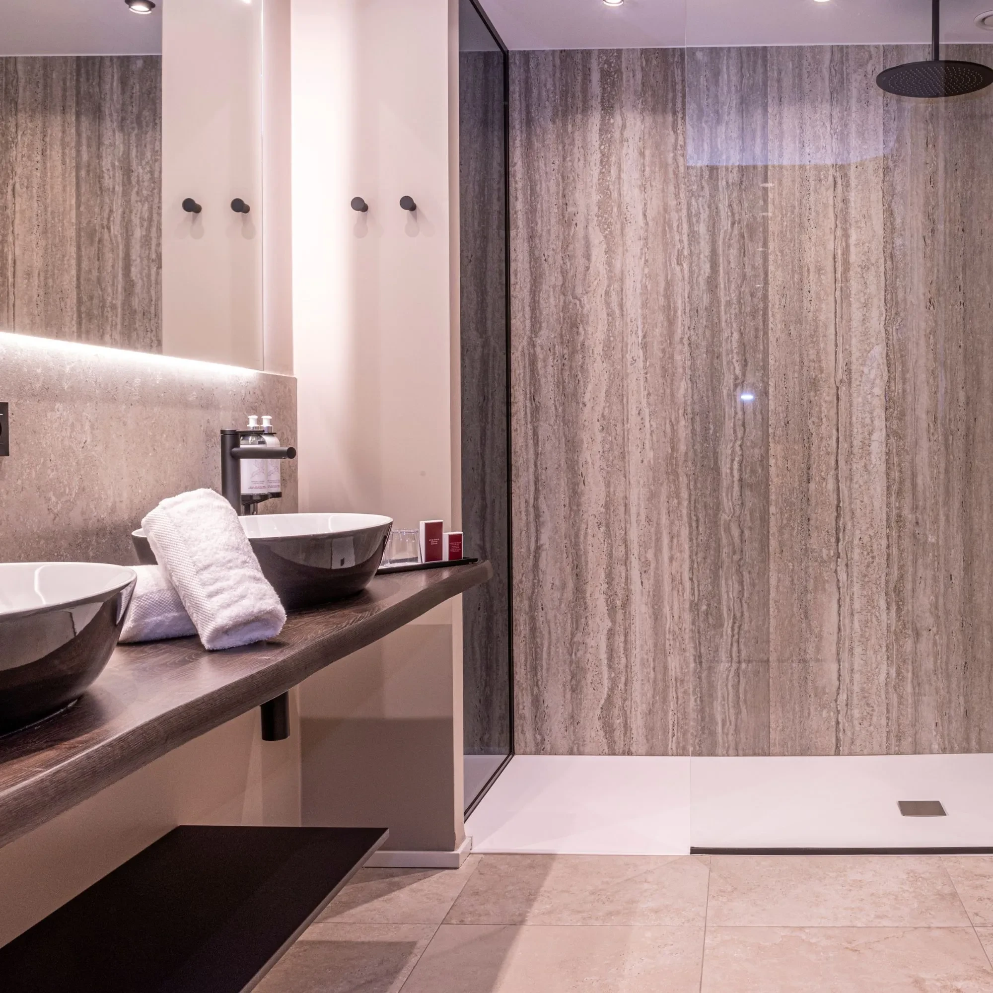 Salle de bain moderne avec douche italienne.