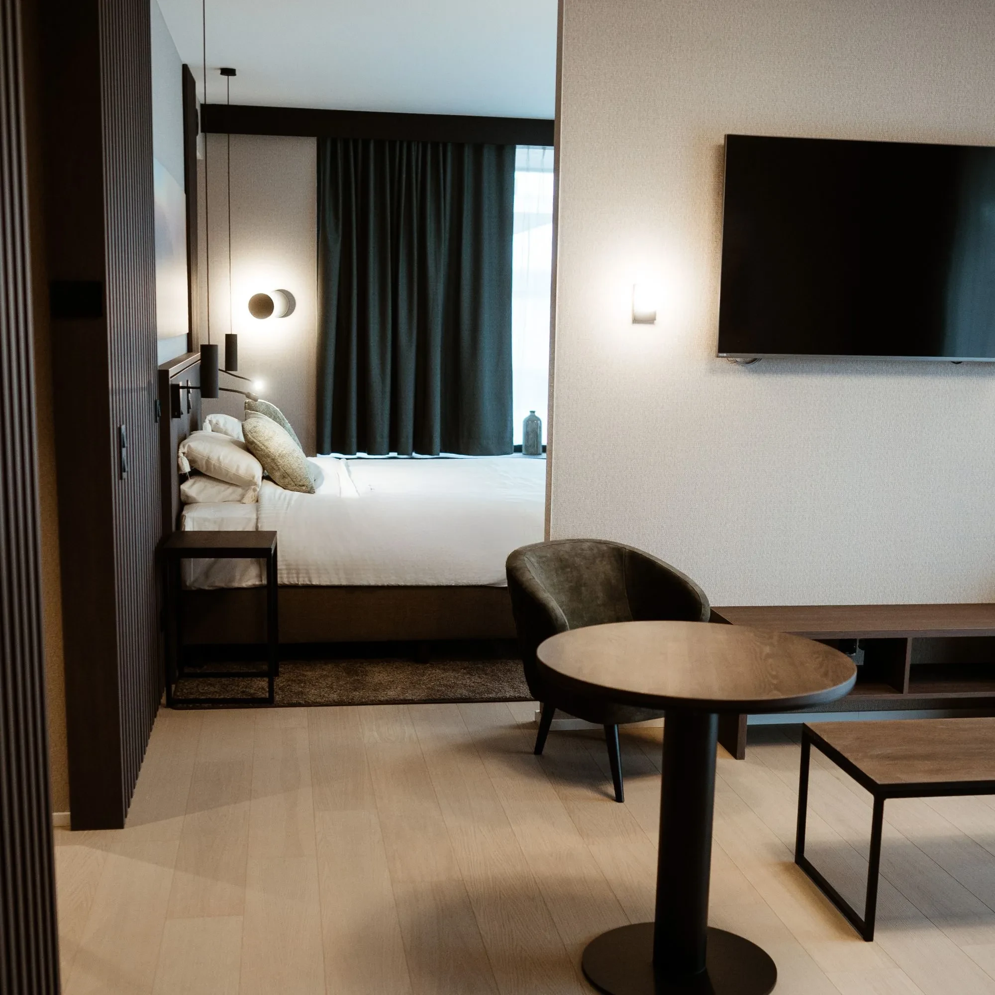 Chambre hôtel moderne avec lit et télévision.